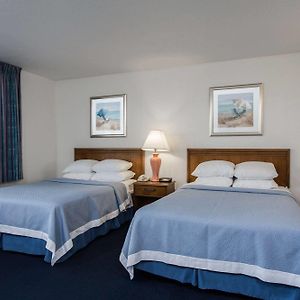 Double Room Two Double Beds Non-Smoking Across the street from ocean